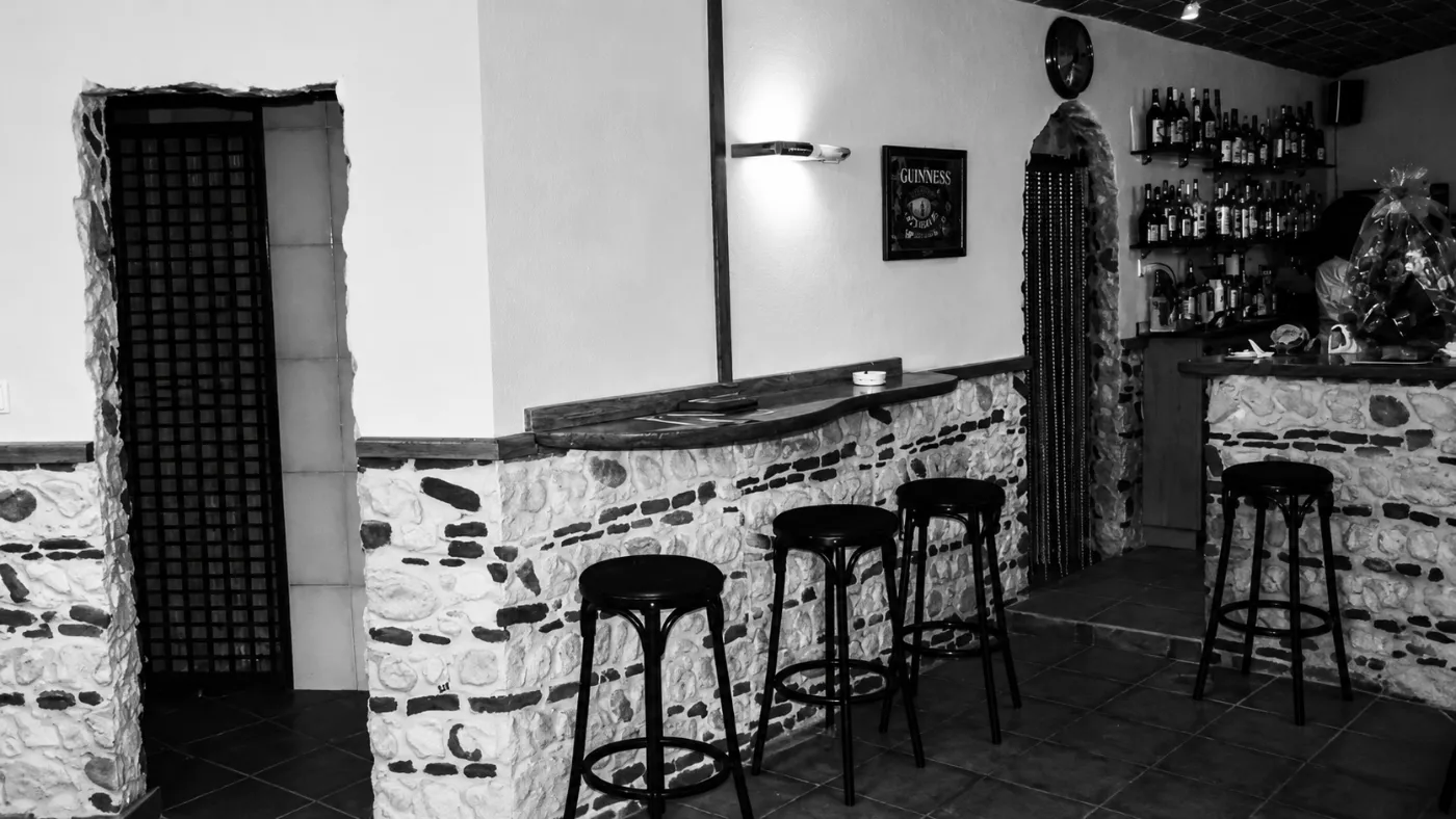 Taburetes y barra del Bar Júcar