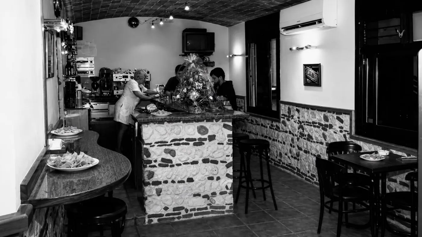 Barra del Bar Júcar con clientes