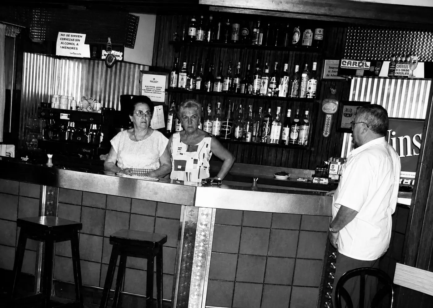 Bar Júcar: la barra con las dueñas y un cliente